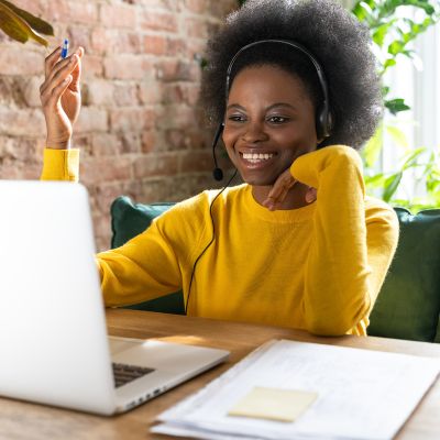 Employée de bureau heureuse